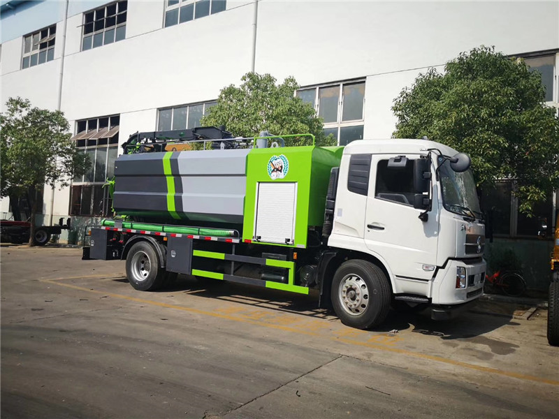 東風多利卡D9吸污車水箱進水口為球閥式消防栓方便開關，經久耐用