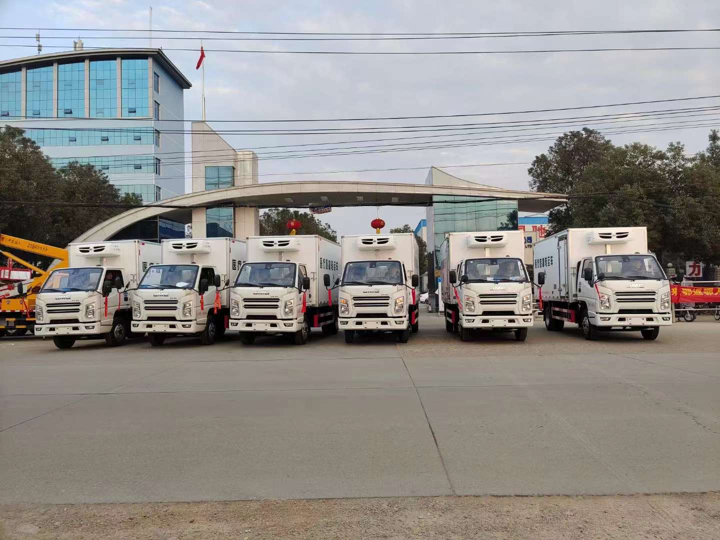 疫情肆虐全國，救護車，核酸檢測車，醫(yī)療廢物轉(zhuǎn)運車廠家加班加點
